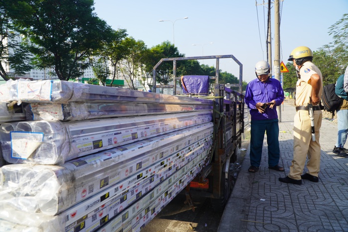 Tài xế của "xe mù" nêu lý do với CSGT- Ảnh 1. Tài xế của "xe mù" nêu lý do với CSGT- Ảnh 1.