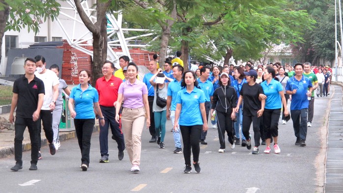 Đi bộ đồng hành gây quỹ hỗ trợ đoàn viên, người lao động- Ảnh 3. Đi bộ đồng hành gây quỹ hỗ trợ đoàn viên, người lao động- Ảnh 3.