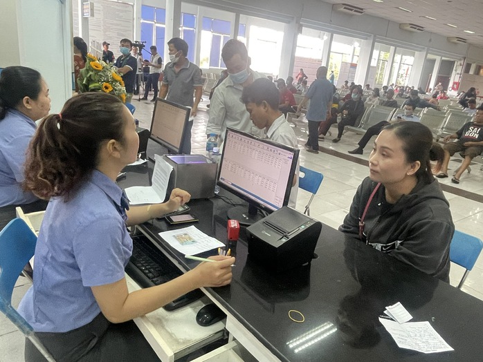 Hành khách mua vé tàu Tết Giáp Thìn tại ga Sài GònẢnh: THU HỒNG Hành khách mua vé tàu Tết Giáp Thìn tại ga Sài GònẢnh: THU HỒNG