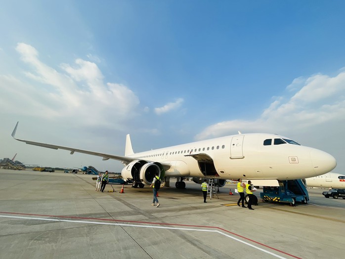 2-Chiếc máy bay bổ sung đầu tiên hạ cánh tại sân bay Tân Sơn Nhất vào chiều ngày 25_1, được kiểm tra đánh giá tình trạng khai thác 2-Chiếc máy bay bổ sung đầu tiên hạ cánh tại sân bay Tân Sơn Nhất vào chiều ngày 25_1, được kiểm tra đánh giá tình trạng khai thác