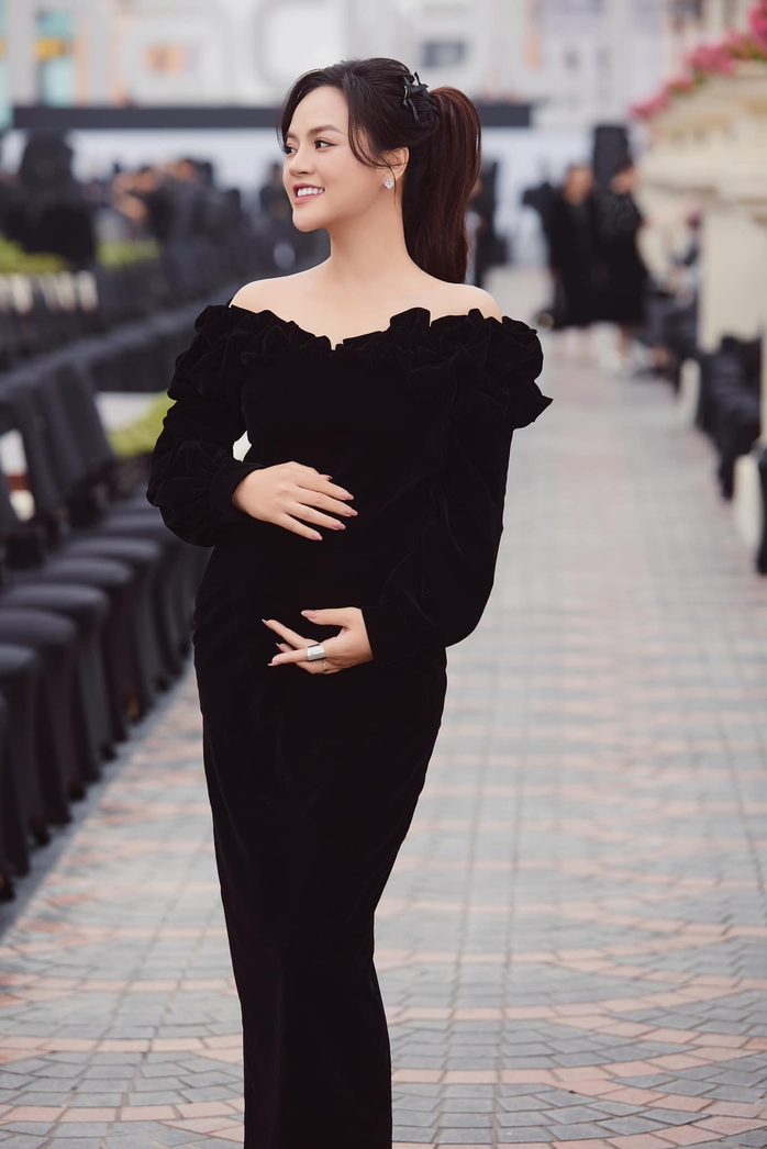Showbiz Việt: Những mỹ nhân là mẹ đơn thân!- Ảnh 8. Showbiz Việt: Những mỹ nhân là mẹ đơn thân!- Ảnh 8.