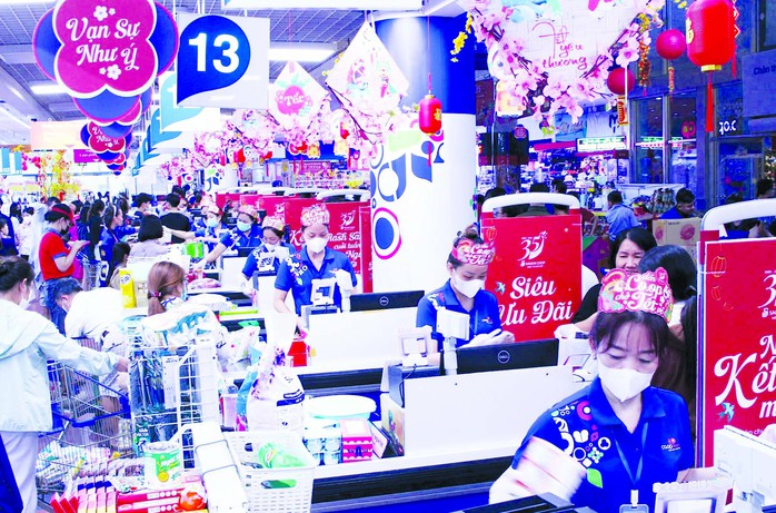 Khách hàng rộn ràng mua sắm Tết tại Co.opmart Khách hàng rộn ràng mua sắm Tết tại Co.opmart