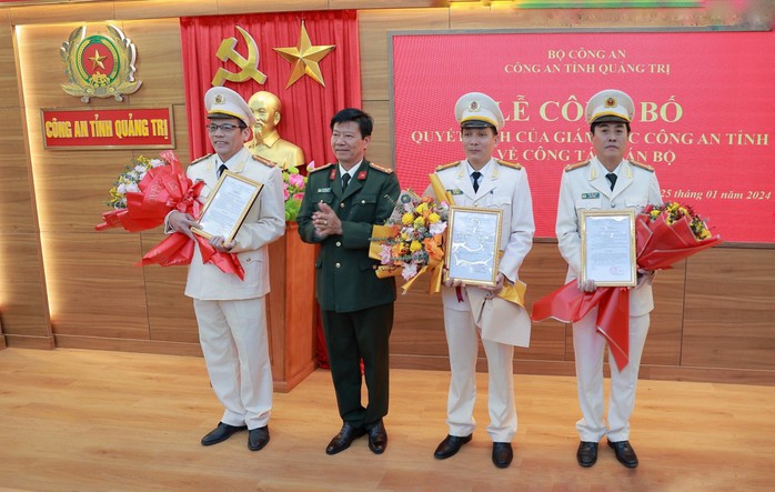 Công an Quảng Trị công bố các quyết định về công tác cán bộ- Ảnh 2.