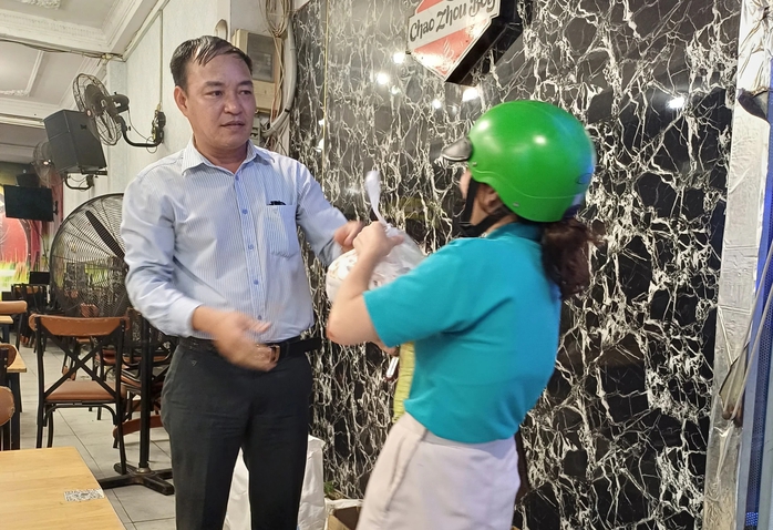 Bỏ tiền túi lo Tết cho công nhân khó khăn- Ảnh 3. Bỏ tiền túi lo Tết cho công nhân khó khăn- Ảnh 3.