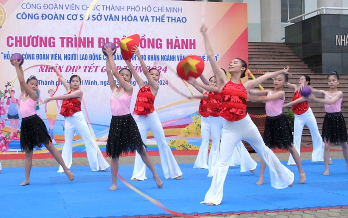 Đi bộ đồng hành gây quỹ hỗ trợ đoàn viên, người lao động- Ảnh 1. Đi bộ đồng hành gây quỹ hỗ trợ đoàn viên, người lao động- Ảnh 1.