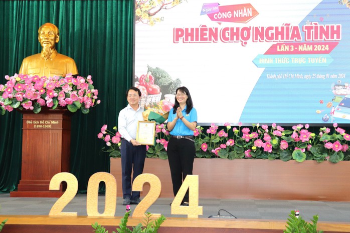 Công nhân sắm quà Tết qua phiên chợ online- Ảnh 3. Công nhân sắm quà Tết qua phiên chợ online- Ảnh 3.
