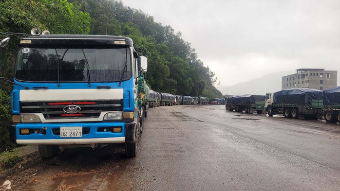 Hàng loạt xe đầu kéo nối đuôi nhau xếp hàng chờ tàu cập cảng - Ảnh 2. Hàng loạt xe đầu kéo nối đuôi nhau xếp hàng chờ tàu cập cảng - Ảnh 2.