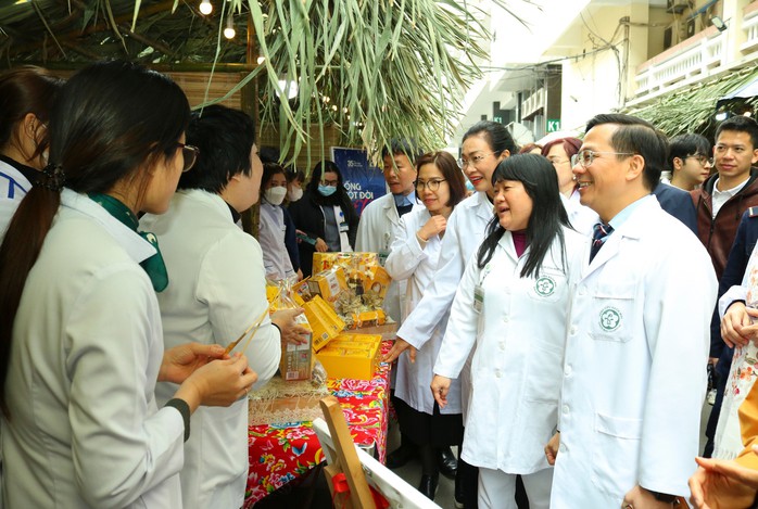 Bác sĩ, điều dưỡng bán hàng ủng hộ bệnh nhân- Ảnh 5. Bác sĩ, điều dưỡng bán hàng ủng hộ bệnh nhân- Ảnh 5.