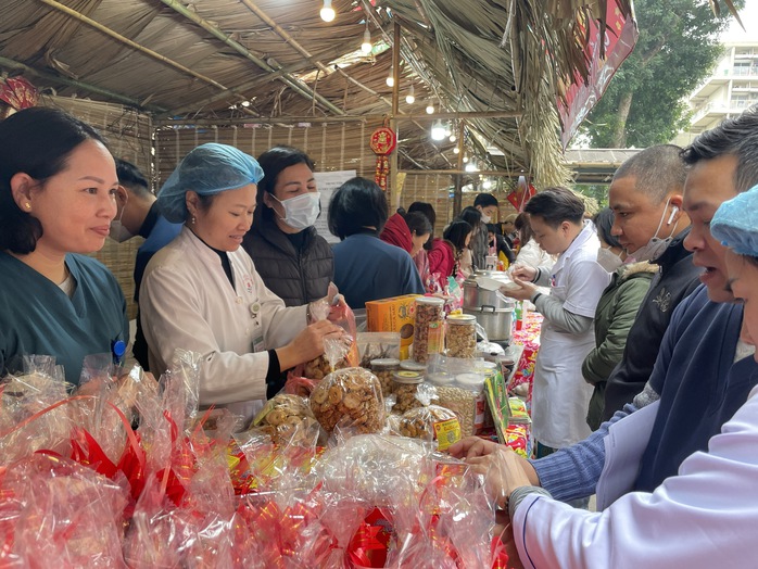 Bác sĩ, điều dưỡng bán hàng ủng hộ bệnh nhân- Ảnh 1. Bác sĩ, điều dưỡng bán hàng ủng hộ bệnh nhân- Ảnh 1.