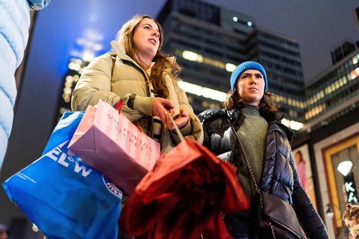 Người dân mua sắm ở TP New York - Mỹ vào tháng 12-2023 Ảnh: REUTERS Người dân mua sắm ở TP New York - Mỹ vào tháng 12-2023 Ảnh: REUTERS