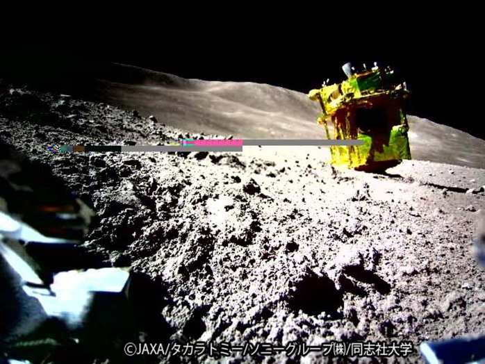 Tàu đổ bộ SLIM đã hạ cánh trên mặt trăng trong tư thế lộn ngượcẢnh: JAXA Tàu đổ bộ SLIM đã hạ cánh trên mặt trăng trong tư thế lộn ngượcẢnh: JAXA