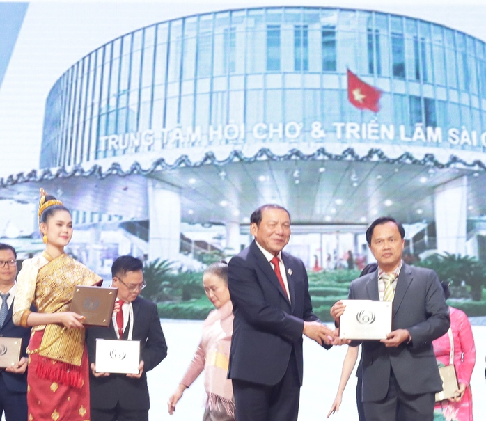 Ông Nguyễn Tiến Đạt (phải) - Tổng Giám đốc SECC - nhận giải thưởng MICE ASEAN do Bộ trưởng VHTTDL Việt Nam thay mặt Diễn đàn Du lịch Đông Nam Á 2024 trao tặng vào tối 26/01/2024 tại Lào Ông Nguyễn Tiến Đạt (phải) - Tổng Giám đốc SECC - nhận giải thưởng MICE ASEAN do Bộ trưởng VHTTDL Việt Nam thay mặt Diễn đàn Du lịch Đông Nam Á 2024 trao tặng vào tối 26/01/2024 tại Lào