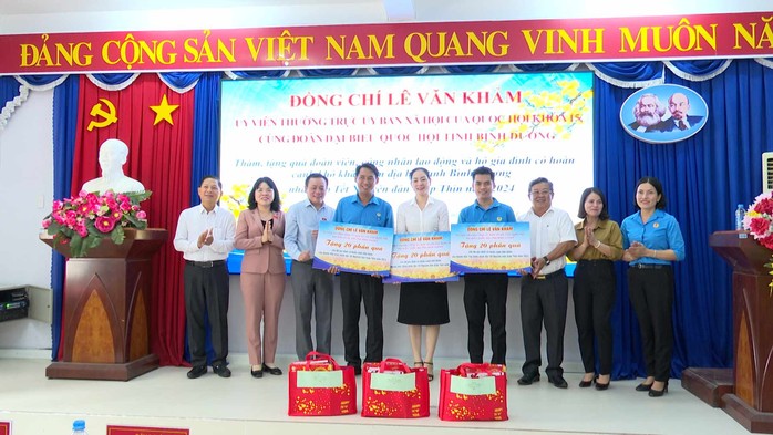 Những phần quà ý nghĩa cho người lao động trong dịp Tết- Ảnh 3. Những phần quà ý nghĩa cho người lao động trong dịp Tết- Ảnh 3.