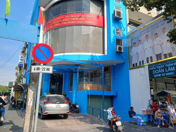 Đột xuất kiểm tra việc khám mắt trong căn nhà màu xanh không biển hiệu- Ảnh 1. Đột xuất kiểm tra việc khám mắt trong căn nhà màu xanh không biển hiệu- Ảnh 1.