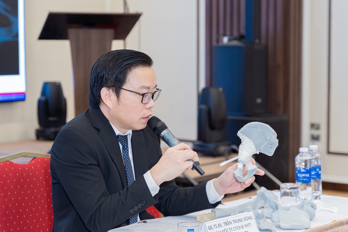 GS.TS.BS Trần Trung Dũng, Giám đốc Trung tâm Chấn thương chỉnh hình Vinmec chia sẻ quá trình điều trị với những mô hình minh họa được sử dụng trực tiếp.