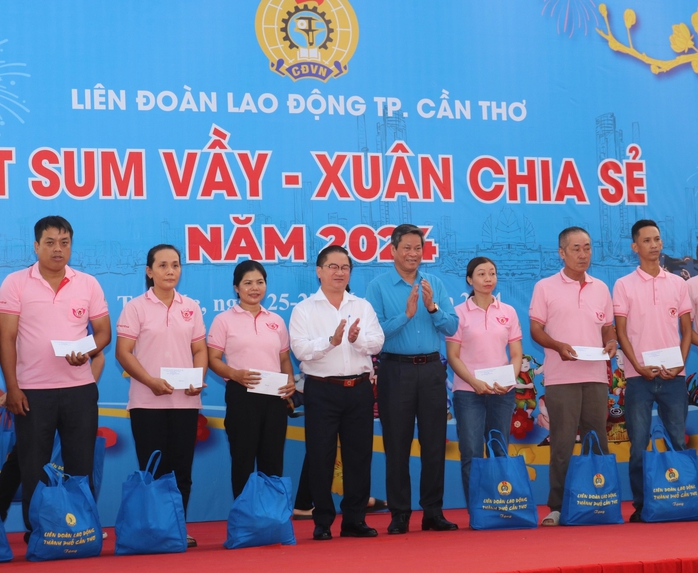 Công nhân ở Cần Thơ "vui như Tết"` khi được nhận quà- Ảnh 3. Công nhân ở Cần Thơ "vui như Tết"` khi được nhận quà- Ảnh 3.