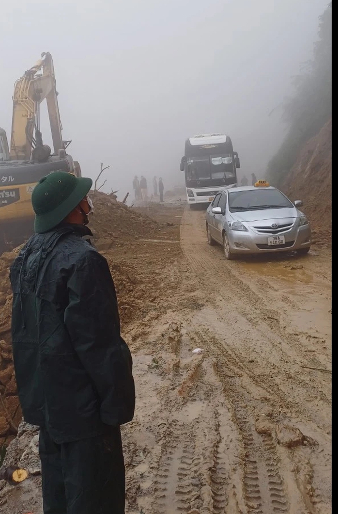 Thông tuyến đường đi Cửa khẩu quốc tế Cầu Treo sau vụ sạt lở- Ảnh 1. Thông tuyến đường đi Cửa khẩu quốc tế Cầu Treo sau vụ sạt lở- Ảnh 1.
