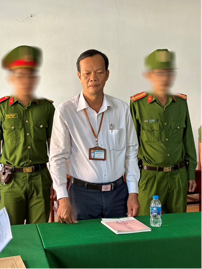 Sau phó chủ tịch huyện, tới lượt bí thư xã ở Hậu Giang bị bắt- Ảnh 1. Sau phó chủ tịch huyện, tới lượt bí thư xã ở Hậu Giang bị bắt- Ảnh 1.