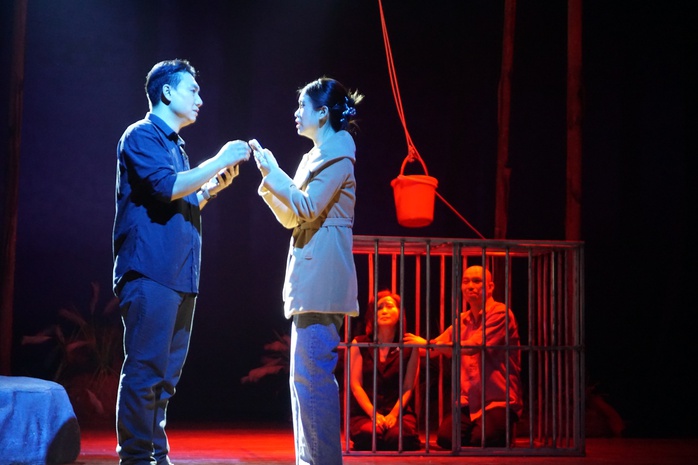 Sân khấu Hoàng Thái Thanh ra mắt vở tết "Lồng sắt"- Ảnh 1. Sân khấu Hoàng Thái Thanh ra mắt vở tết "Lồng sắt"- Ảnh 1.