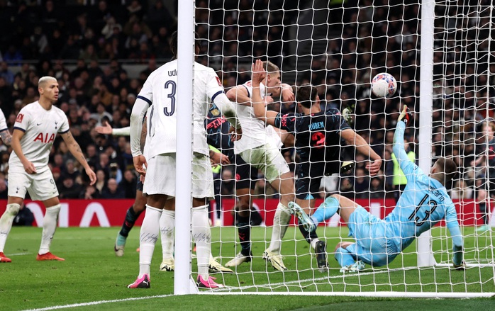 Người hùng lộ diện, Man City hạ Tottenham ở đại chiến FA Cup- Ảnh 4. Người hùng lộ diện, Man City hạ Tottenham ở đại chiến FA Cup- Ảnh 4.