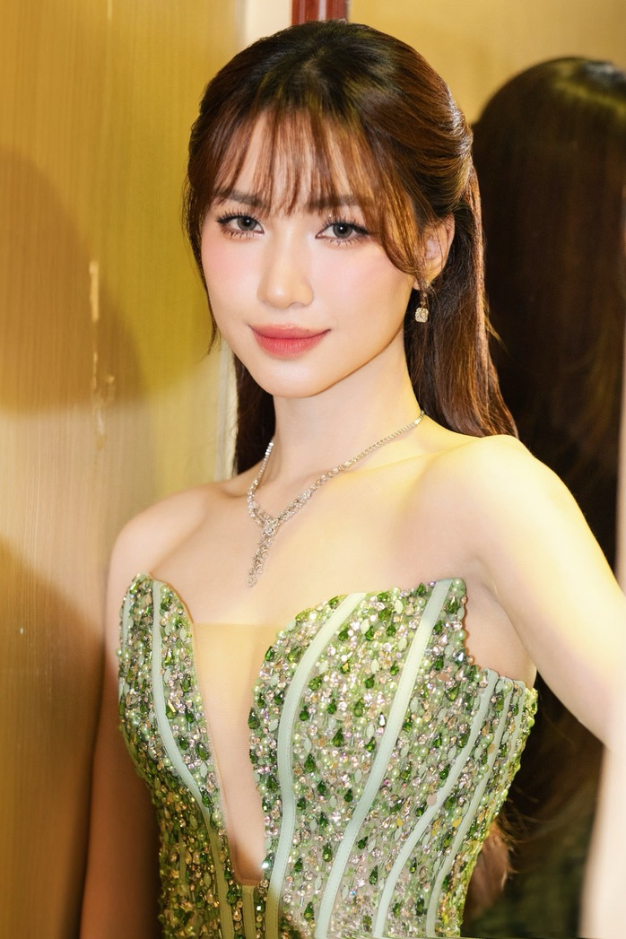 Bí quyết tỏa sáng của "Mai Vàng 2023" Hòa Minzy
- Ảnh 1. Bí quyết tỏa sáng của "Mai Vàng 2023" Hòa Minzy
- Ảnh 1.