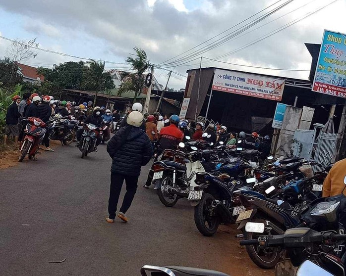 Người dân kéo đến 1 cơ sở đòi tiền ký gửi cà phê- Ảnh 1. Người dân kéo đến 1 cơ sở đòi tiền ký gửi cà phê- Ảnh 1.