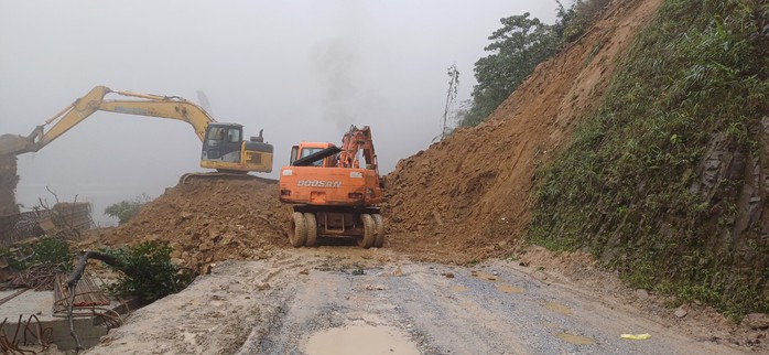 Thông tuyến đường đi Cửa khẩu quốc tế Cầu Treo sau vụ sạt lở- Ảnh 2. Thông tuyến đường đi Cửa khẩu quốc tế Cầu Treo sau vụ sạt lở- Ảnh 2.