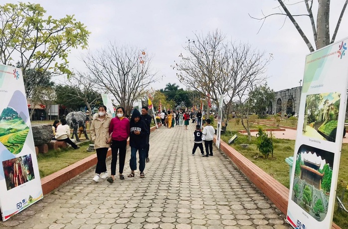 Du lịch Thanh Hóa phấn đấu đón 13,8 triệu lượt khách năm 2024- Ảnh 3. Du lịch Thanh Hóa phấn đấu đón 13,8 triệu lượt khách năm 2024- Ảnh 3.