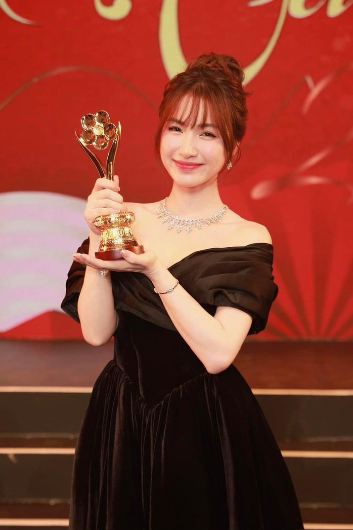 Bí quyết tỏa sáng của "Mai Vàng 2023" Hòa Minzy
- Ảnh 3. Bí quyết tỏa sáng của "Mai Vàng 2023" Hòa Minzy
- Ảnh 3.