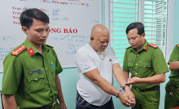 Bắt tạm giam kẻ múa côn, đốt pháo hoa trên ô tô- Ảnh 2.