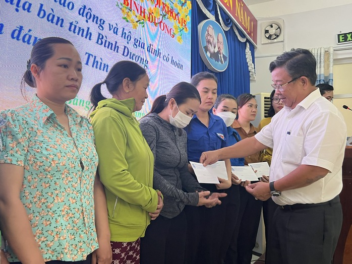 Những phần quà ý nghĩa cho người lao động trong dịp Tết- Ảnh 1. Những phần quà ý nghĩa cho người lao động trong dịp Tết- Ảnh 1.