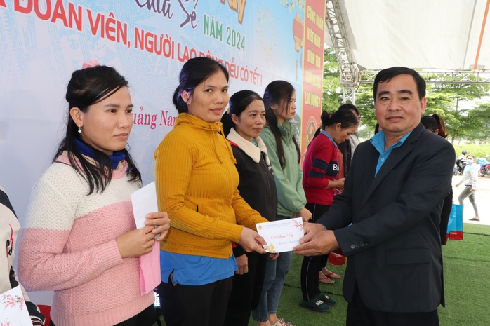 Công đoàn Quảng Nam dành 8 tỉ đồng tặng quà Tết cho hơn 14.500 đoàn viên, lao động- Ảnh 4. Công đoàn Quảng Nam dành 8 tỉ đồng tặng quà Tết cho hơn 14.500 đoàn viên, lao động- Ảnh 4.