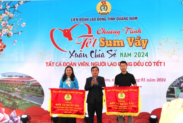 Công đoàn Quảng Nam dành 8 tỉ đồng tặng quà Tết cho hơn 14.500 đoàn viên, lao động- Ảnh 2. Công đoàn Quảng Nam dành 8 tỉ đồng tặng quà Tết cho hơn 14.500 đoàn viên, lao động- Ảnh 2.