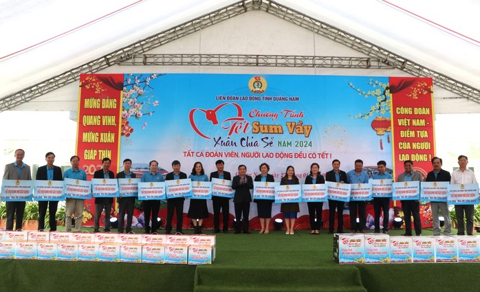 Công đoàn Quảng Nam dành 8 tỉ đồng tặng quà Tết cho hơn 14.500 đoàn viên, lao động- Ảnh 13. Công đoàn Quảng Nam dành 8 tỉ đồng tặng quà Tết cho hơn 14.500 đoàn viên, lao động- Ảnh 13.