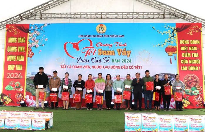 Công đoàn Quảng Nam dành 8 tỉ đồng tặng quà Tết cho hơn 14.500 đoàn viên, lao động- Ảnh 1. Công đoàn Quảng Nam dành 8 tỉ đồng tặng quà Tết cho hơn 14.500 đoàn viên, lao động- Ảnh 1.