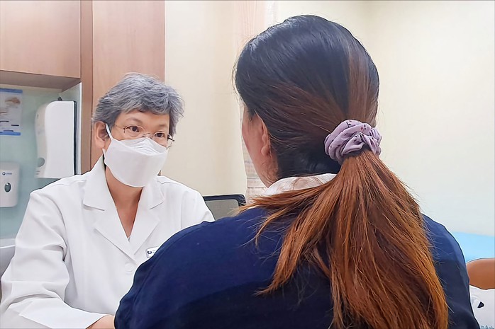 TS-BS Đặng Thị Ngọc Bích, Khoa Da liễu - Thẩm mỹ da, Bệnh viện Đa khoa Tâm Anh (TP HCM), thăm khám cho bệnh nhân TS-BS Đặng Thị Ngọc Bích, Khoa Da liễu - Thẩm mỹ da, Bệnh viện Đa khoa Tâm Anh (TP HCM), thăm khám cho bệnh nhân