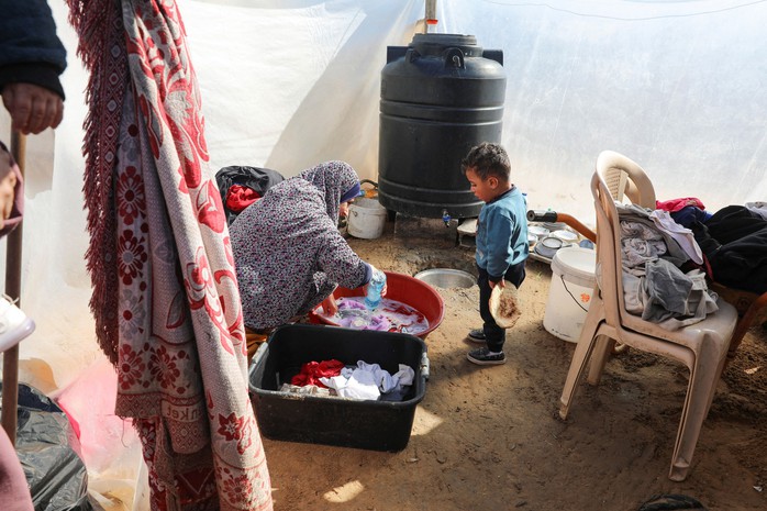 Người dân ở Khan Younis, phía Nam Gaza đang đối mặt nạn đói và tình trạng suy dinh dưỡng nghiêm trọng Ảnh: REUTERS Người dân ở Khan Younis, phía Nam Gaza đang đối mặt nạn đói và tình trạng suy dinh dưỡng nghiêm trọng Ảnh: REUTERS