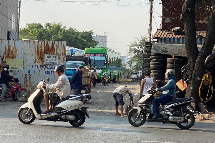 Bãi xe 397 Đinh Bộ Lĩnh, phường 26, quận Bình Thạnh, TP HCM Ảnh: ANH VŨ Bãi xe 397 Đinh Bộ Lĩnh, phường 26, quận Bình Thạnh, TP HCM Ảnh: ANH VŨ