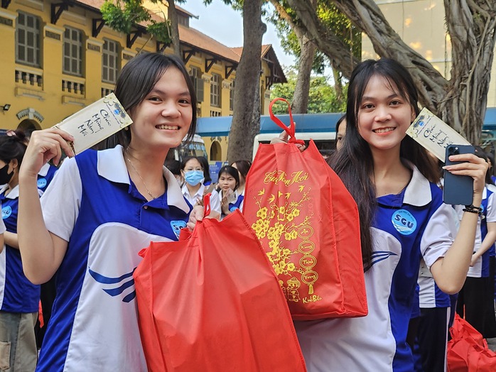 Ấm áp chuyến xe đoàn viên đưa sinh viên về quê vui Tết- Ảnh 19. Ấm áp chuyến xe đoàn viên đưa sinh viên về quê vui Tết- Ảnh 19.