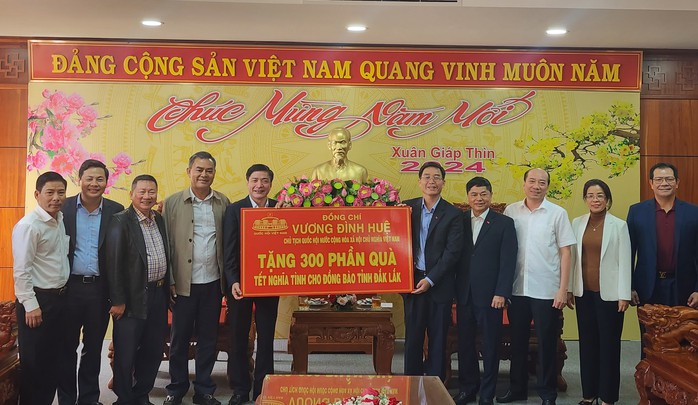 Chủ tịch Quốc hội tặng quà Tết cho người dân Đắk Lắk- Ảnh 1.