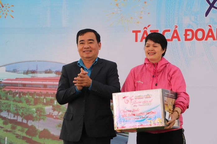 Công đoàn Quảng Nam dành 8 tỉ đồng tặng quà Tết cho hơn 14.500 đoàn viên, lao động- Ảnh 7. Công đoàn Quảng Nam dành 8 tỉ đồng tặng quà Tết cho hơn 14.500 đoàn viên, lao động- Ảnh 7.
