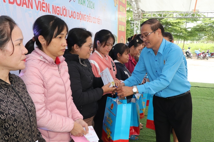Công đoàn Quảng Nam dành 8 tỉ đồng tặng quà Tết cho hơn 14.500 đoàn viên, lao động- Ảnh 5. Công đoàn Quảng Nam dành 8 tỉ đồng tặng quà Tết cho hơn 14.500 đoàn viên, lao động- Ảnh 5.