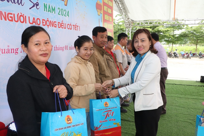 Công đoàn Quảng Nam dành 8 tỉ đồng tặng quà Tết cho hơn 14.500 đoàn viên, lao động- Ảnh 6. Công đoàn Quảng Nam dành 8 tỉ đồng tặng quà Tết cho hơn 14.500 đoàn viên, lao động- Ảnh 6.