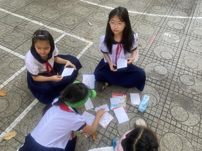 Học sinh tiểu học ùa xuống sân trường để đo vẽ, tính toán- Ảnh 3. Học sinh tiểu học ùa xuống sân trường để đo vẽ, tính toán- Ảnh 3.