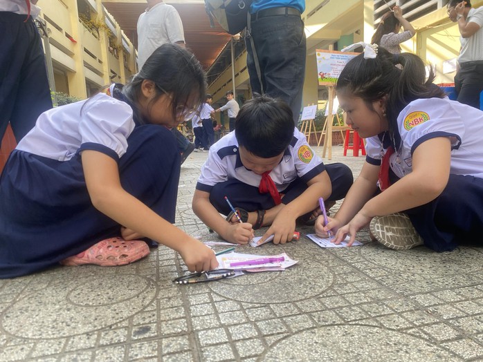 Học sinh tiểu học ùa xuống sân trường để đo vẽ, tính toán- Ảnh 2. Học sinh tiểu học ùa xuống sân trường để đo vẽ, tính toán- Ảnh 2.