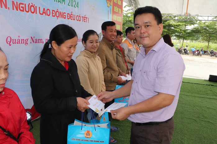 Công đoàn Quảng Nam dành 8 tỉ đồng tặng quà Tết cho hơn 14.500 đoàn viên, lao động- Ảnh 9. Công đoàn Quảng Nam dành 8 tỉ đồng tặng quà Tết cho hơn 14.500 đoàn viên, lao động- Ảnh 9.
