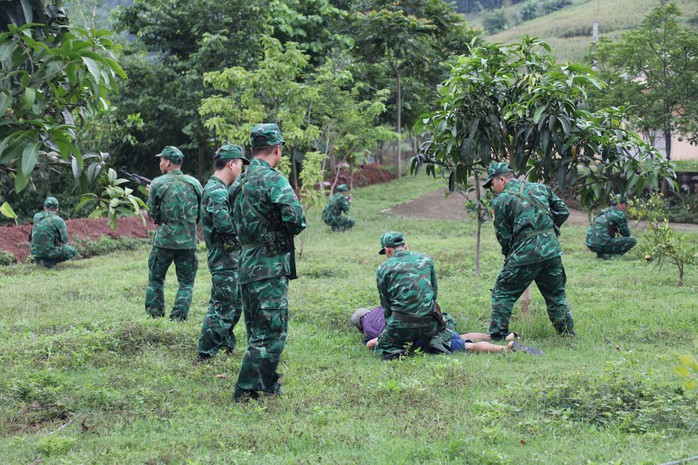 Bộ đội Đồn Biên phòng Chiềng Sơn huấn luyện tình huống giả định bắt tội phạm Bộ đội Đồn Biên phòng Chiềng Sơn huấn luyện tình huống giả định bắt tội phạm