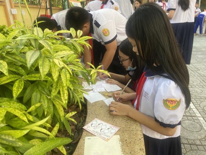 Học sinh tiểu học ùa xuống sân trường để đo vẽ, tính toán- Ảnh 5. Học sinh tiểu học ùa xuống sân trường để đo vẽ, tính toán- Ảnh 5.