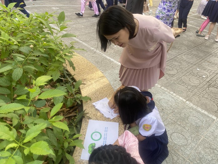 Học sinh tiểu học ùa xuống sân trường để đo vẽ, tính toán- Ảnh 7. Học sinh tiểu học ùa xuống sân trường để đo vẽ, tính toán- Ảnh 7.
