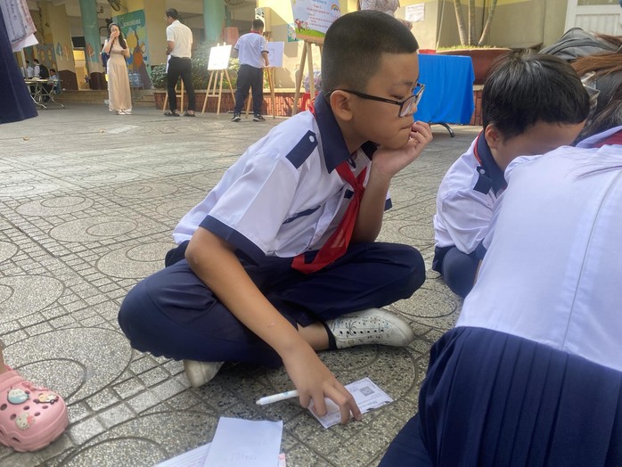 Học sinh tiểu học ùa xuống sân trường để đo vẽ, tính toán- Ảnh 4. Học sinh tiểu học ùa xuống sân trường để đo vẽ, tính toán- Ảnh 4.
